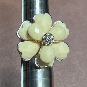 Cream Cluster Flower Ring